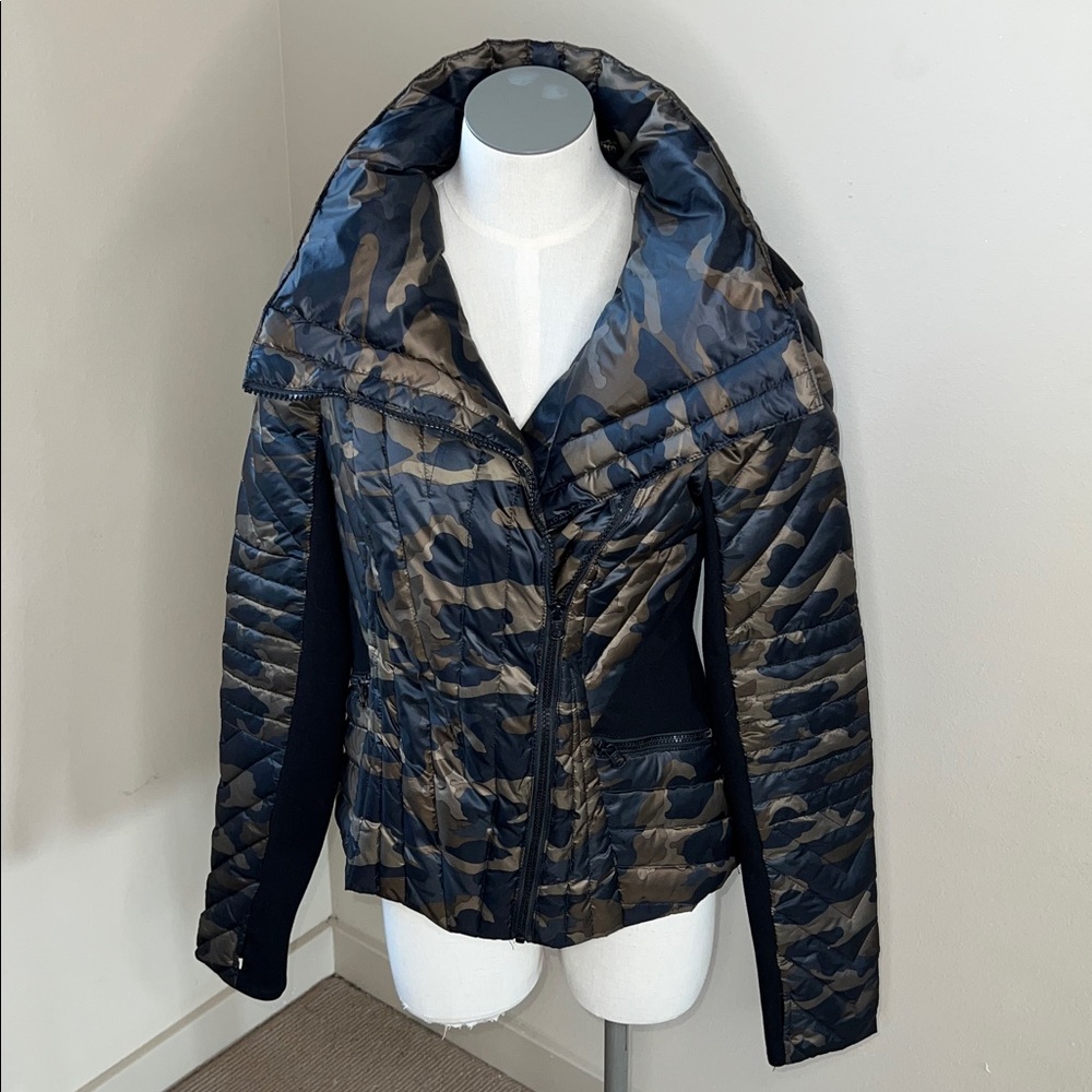 EUC Blanc Noir Down Motion Panel Camouflage Puffer Jacket Medium
